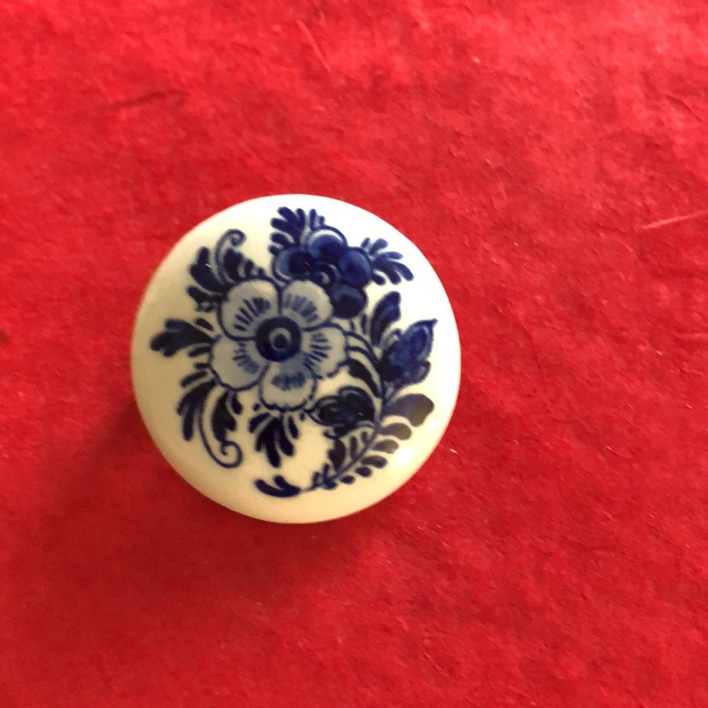 Delft vintage hand painted brooch/pin